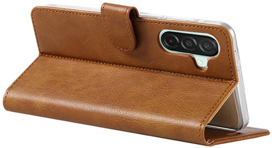 Portefeuille marron en cuir de type bookcase ouvert avec la coque du téléphone et l'appareil photo, vue latérale.