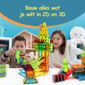 Kinderen bouwen met felgekleurde magnetische blokken, waaronder een hoge toren en een brugconstructie.