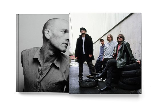 Links: Een zwart-wit portret van Michael Stipe. Rechts: De band R.E.M. staat nonchalant op een hoop banden, met Michael Stipe in een zwarte bontjas.