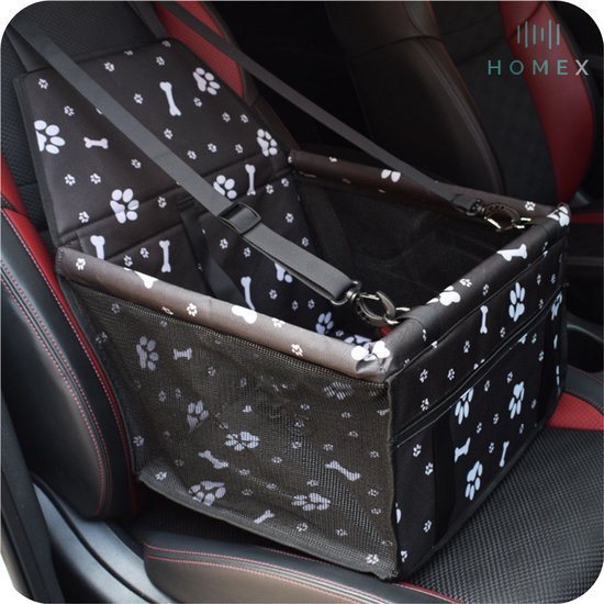 Siège auto noir pour chien avec empreintes de pattes blanches, dans une voiture sur un siège en cuir.