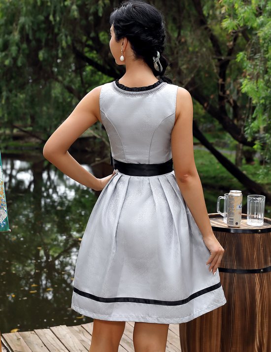 Traditionele dirndl met hoogwaardig fluwelen lijfje en