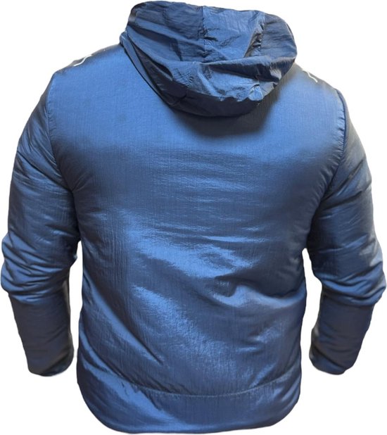Donkerblauwe Nike sportjas met capuchon, achterkant zichtbaar met gestikte lijnen op de capuchon.