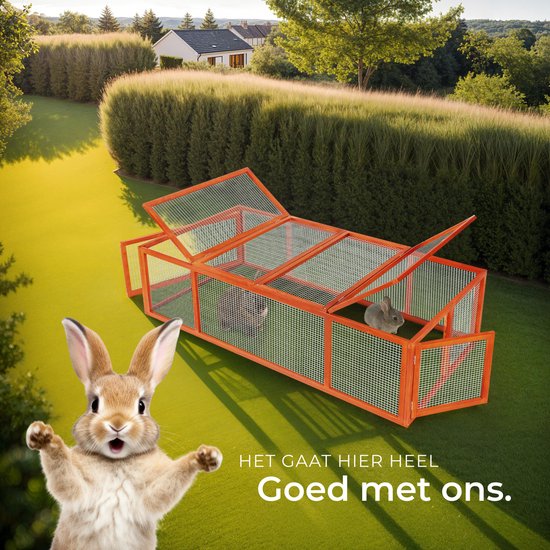 Oranje houten ren met gaas op groen gazon, met twee konijnen erin. Een cartoon konijn staat vooraan. Tekst: 'Het gaat hier heel goed met ons.'