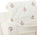Witte stoelverkleiner met bruine wiebelpaardjes print. Jollein logo op een label.