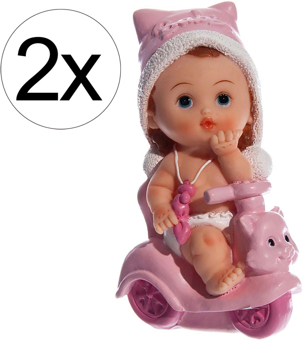 2 x Schattige Polyresine Beeldjes – Baby op Speelgoed Scooter met Vrolijke Pomponmuts