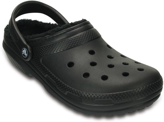 Zwarte Crocs met imitatiebont voering, schuin van voren gezien.