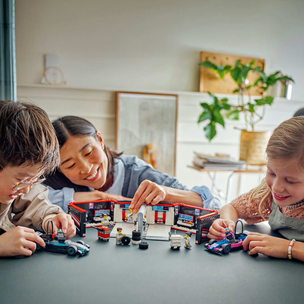 LEGO City F1 garage met Mercedes-AMG en Alpine auto's - 60444 — afbeelding 3