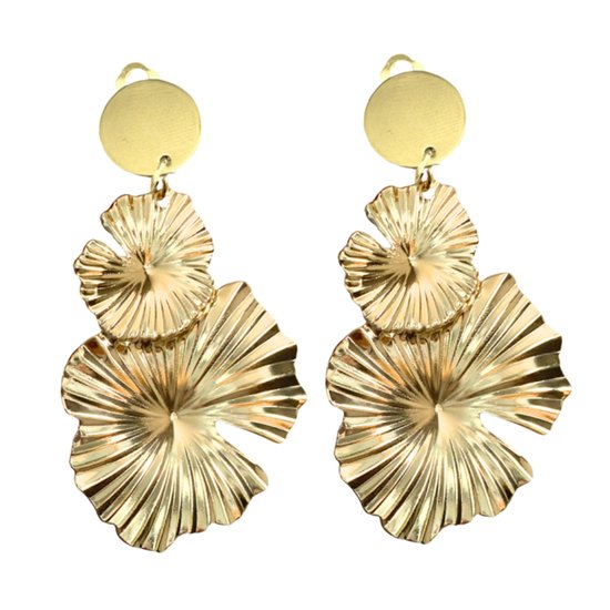 Gouden, gelaagde oorbellen in de vorm van ginkgo bladeren, met een ronde, matte top.
