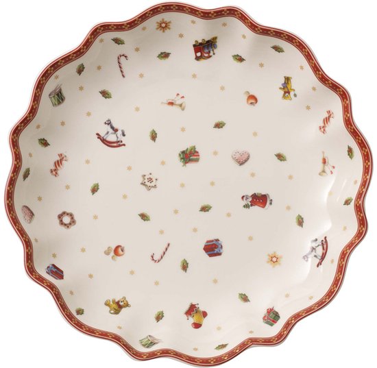 Een witte serveerschaal met kerstprints, zoals een hobbelpaard en cadeautjes. De rand is rood en golvend.