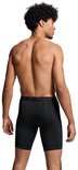 Man, van achteren, draagt zwarte boxer briefs met Puma-logo op de tailleband. Zijn rug en armen zijn zichtbaar.
