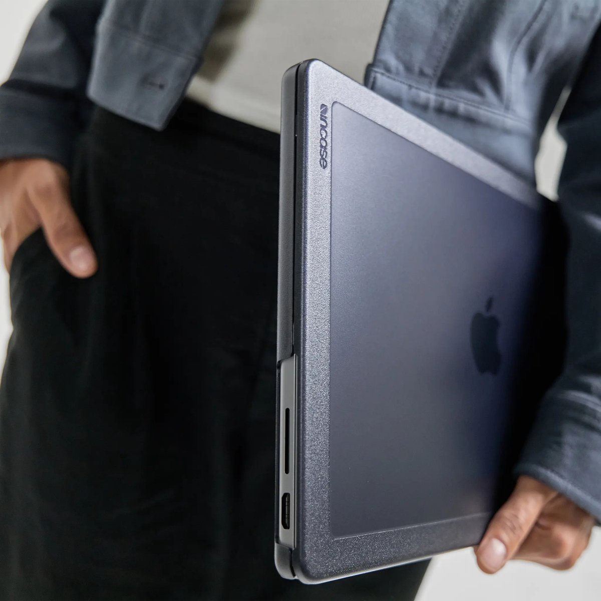 MacBook Air 13" (M3 2024) Hardshell Case Transparant - Incase Edge, Slank, Lichtgewicht, Krasbestendig, Volledige Poorttoegang - Afbeelding 3