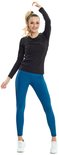 Vrouw in zwarte top met lange mouwen en blauwe legging, dansend.