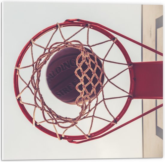 PVC Schuimplaat - Basket door Basketbal Heen - 50x50 cm Foto op PVC Schuimplaat (Met Ophangsysteem)