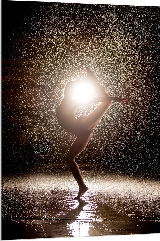 Acrylglas - Ballerina Danseres in de Regen bij Fel Licht - 80x120 cm Foto op Acrylglas (Met Ophangsysteem)