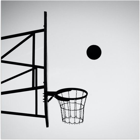 Poster (Mat) - Bal Vallend in Basket (Zwart-wit) - 50x50 cm Foto op Posterpapier met een Matte look