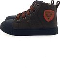 Donkerbruine veterboot met patch, op witte achtergrond