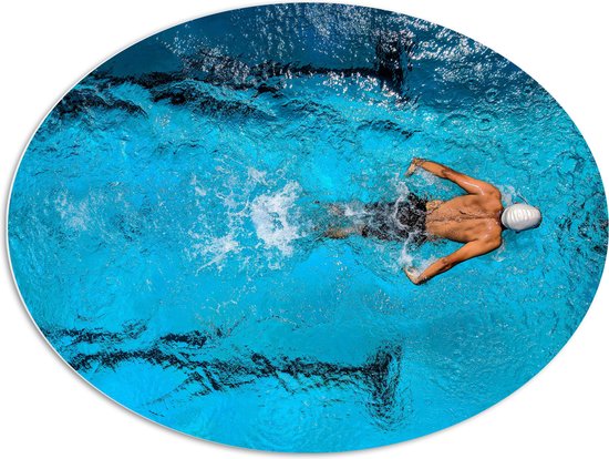PVC Schuimplaat Ovaal - Bovenaanzicht van Zwemmer met Badmuts - 96x72 cm Foto op Ovaal (Met Ophangsysteem)