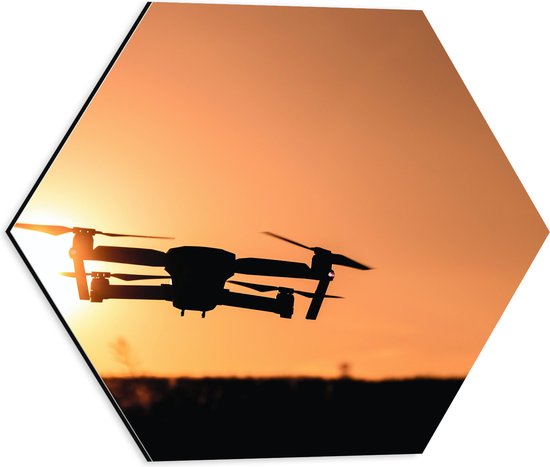 Dibond Hexagon - Silhouet van Laagvliegende Drone bij Zonsondergang - 40x34.8 cm Foto op Hexagon (Met Ophangsysteem)