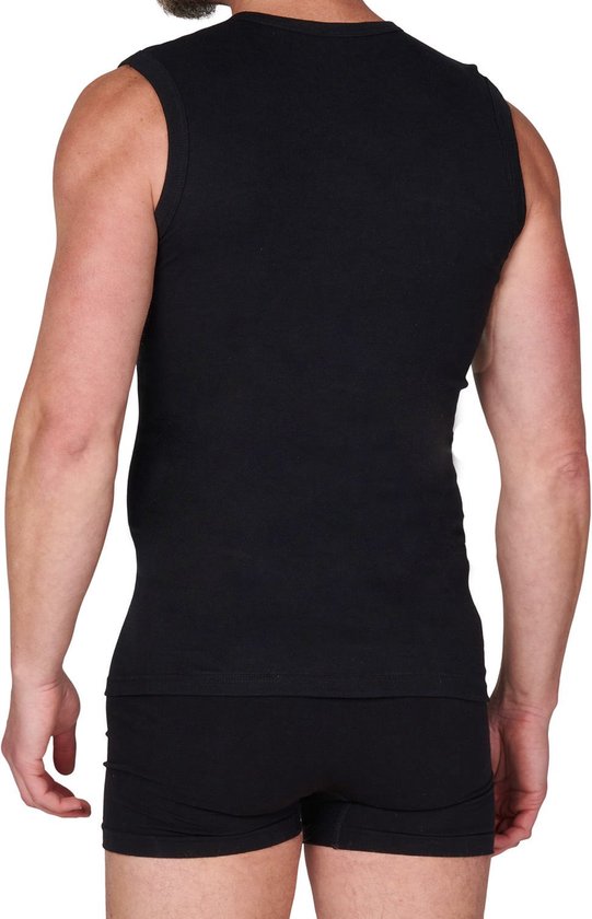 Achterkant zwart mouwloos shirt met V-hals, gedragen door een man.