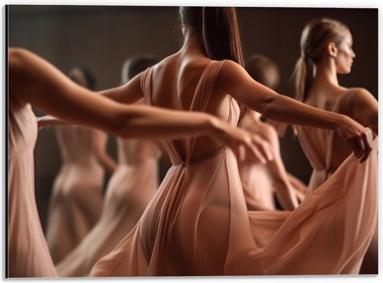 Dibond - Elegante Vrouwen in Jurken aan het Dansen - 40x30 cm Foto op Aluminium (Met Ophangsysteem)