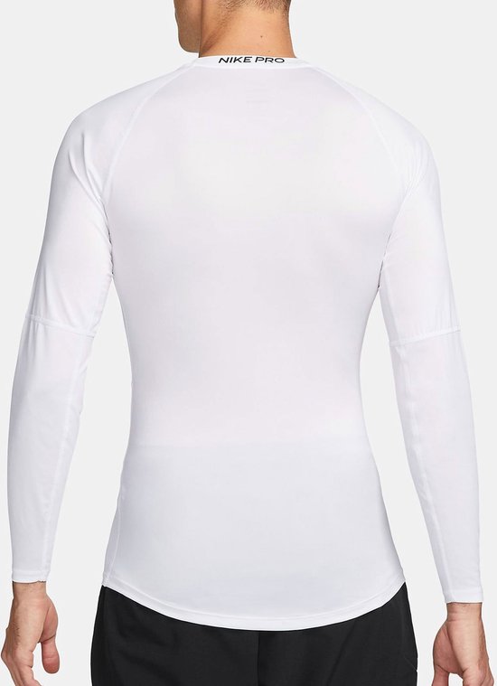 Achterkant van witte lange mouwen shirt met "NIKE PRO" op de nekband.
