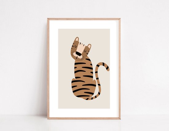 Tigre brun assis avec des rayures noires et un fond beige.
