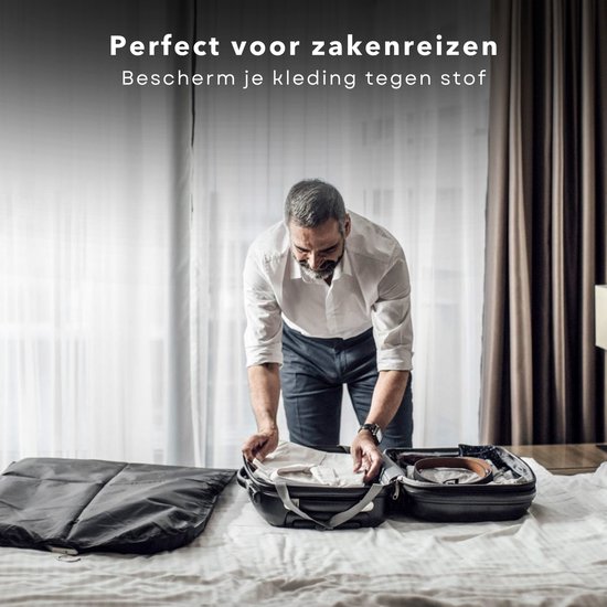 Man pakt kleding uit een koffer, kledinghoes op de achtergrond. Perfect voor zakenreizen.