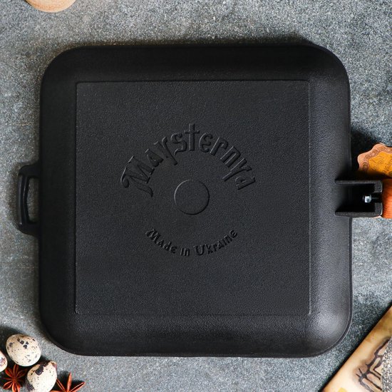 MAYSTERNYA Grillpan Gietijzer - 28 x 28 x 4 cm - Geschikt Voor Inductie - Steakpan - Grillen - Bakken - BBQ Accessoires - Grillplaat - Barbecue - Gietijzer - Pannenset - Barbecue Cadeau - Cadeau - Cadeaupakket - Mat Zwart