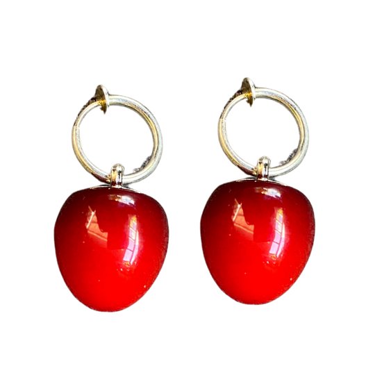 Donkerrood cotton pearl en vermeil oorbellen
