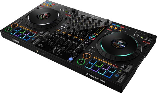Zwarte DJ controller met verlichte pads, draaitafels en mixer, vanuit een hoek gefotografeerd.