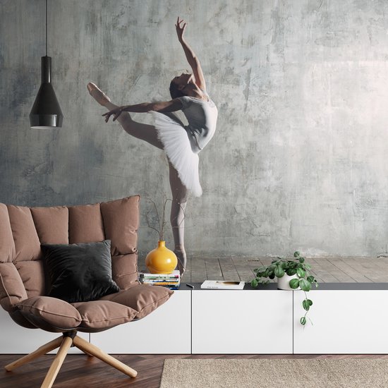 Papier peint photo Ballerine dansante sur fond de mur en béton - Papier peint non tissé - 270 x 180 cm