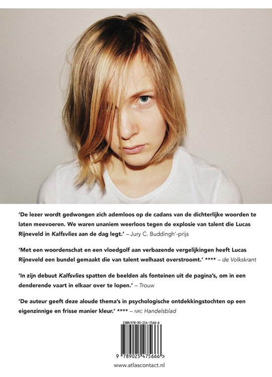 Jong meisje met blond haar, voorhoofd bedekt door haar, kijkt boos in de camera. Witte t-shirt.