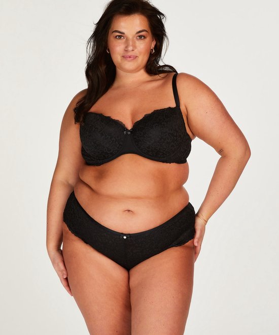 Model met rondingen in zwarte kanten bh en broekje.