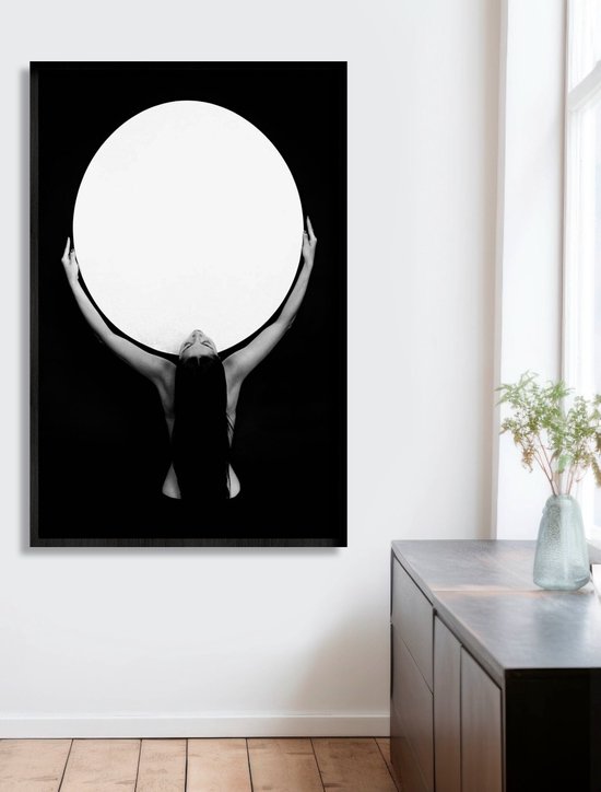 Wandkraft x Essamba Art - Femme Portant L'univers - 70x118 cm - Forex encadré dans un cadre noir.