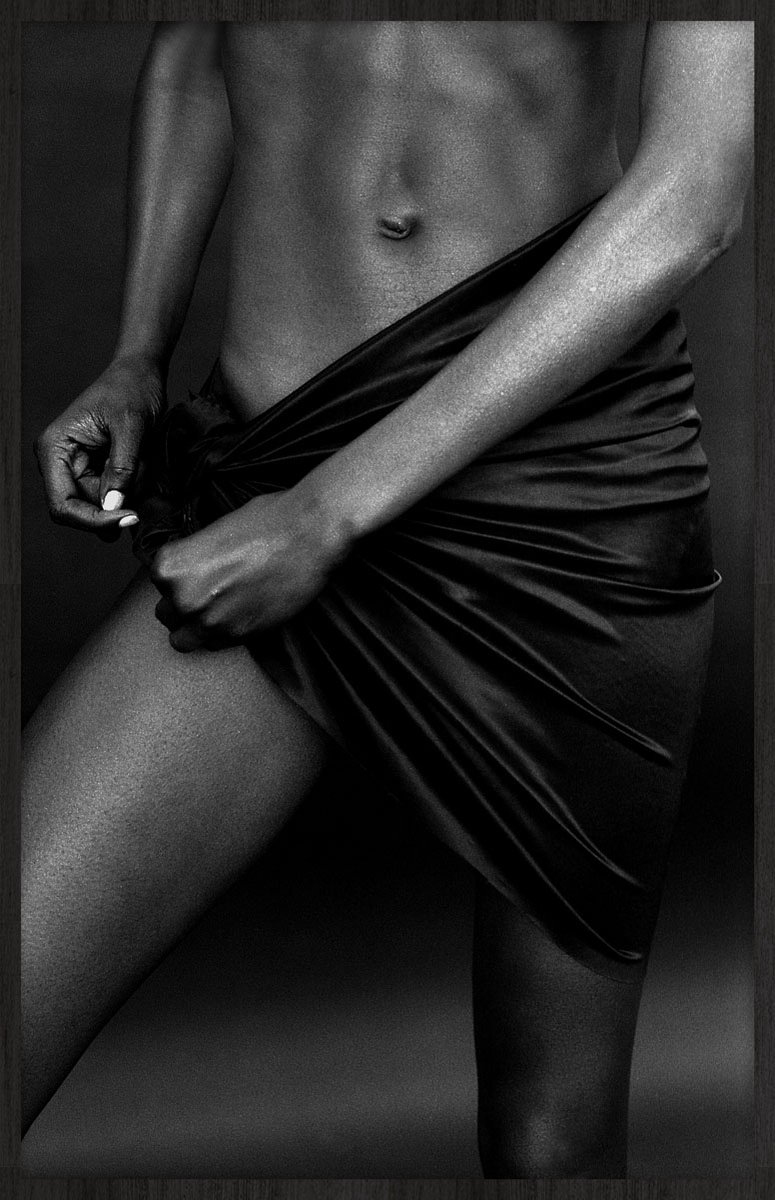 Wandkraft x Essamba Art - Noir Seventy Six - 98x148 cm - Forex ingelijst in zwarte lijst.