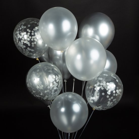 Een tros zilveren, witte en confettiballonnen tegen een zwarte achtergrond.