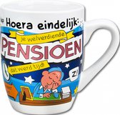 Mok - Snoep - Hoera Eindelijk je welverdiende pensioen - Cartoon - In cadeauverpakking met gekleurd krullint