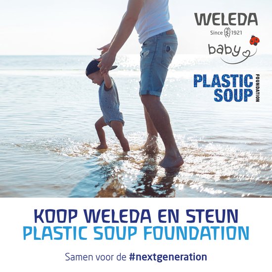 Een vader en kind lopen op het strand in de zee. De tekst luidt: 'Koop Weleda en steun Plastic Soup Foundation'.