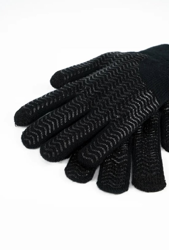 Detail van zwarte handschoen met zilveren zigzag-grip op de vingers.
