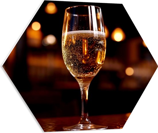 PVC Schuimplaat Hexagon - Champagne - Alcohol - Bubbels - Drinken - 60x52.2 cm Foto op Hexagon (Met Ophangsysteem)