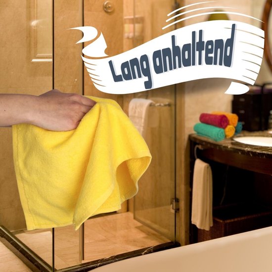 Een gele gastendoekje wordt gebruikt om een glazen douchewand schoon te maken. De tekst 'Lang anhaltend' is zichtbaar.
