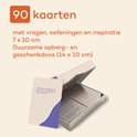 Doos met 90 kaarten (7x10 cm) met vragen, oefeningen en inspiratie. Duurzame opberg- en geschenkdoos (14x10 cm).