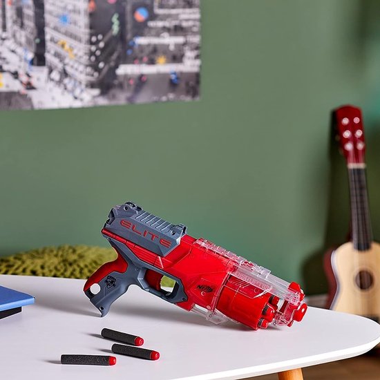 Rode en transparante NERF Elite Disruptor met drie pijltjes op een witte tafel.