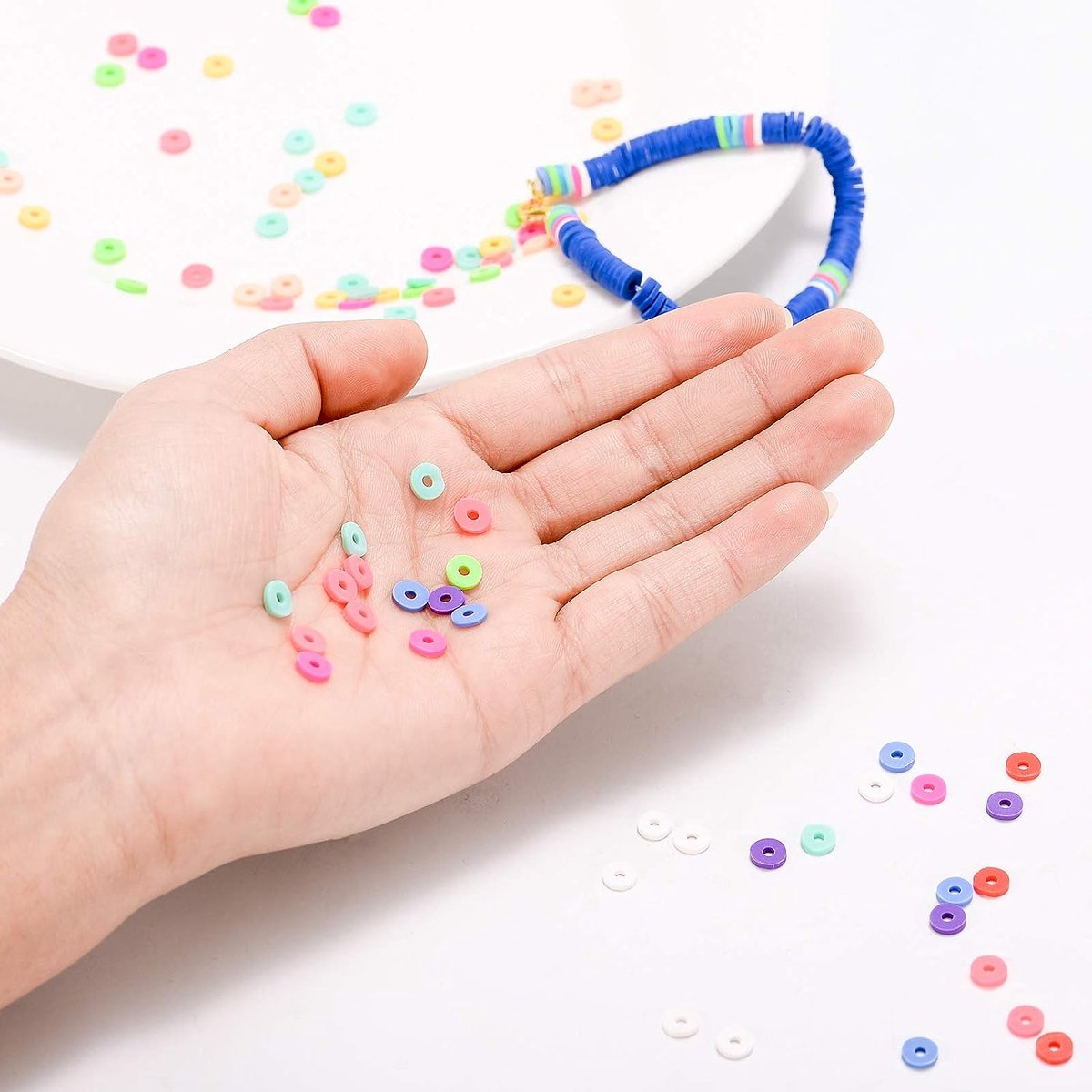 Polymeerklei Kralen Set 7048 Stuks – 6 mm Schijfkralen met Letters, Smiley's & Bedels, DIY Sieraden Set voor Armbanden en Kettingen, met Opbergdoos