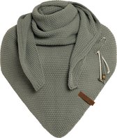 Knit Factory Coco Gebreide Omslagdoek - Driehoek Sjaal Dames - Dames sjaal - Wintersjaal - Stola - Wollen sjaal - Groene sjaal - Urban Green - 190x85 cm - Inclusief sierspeld