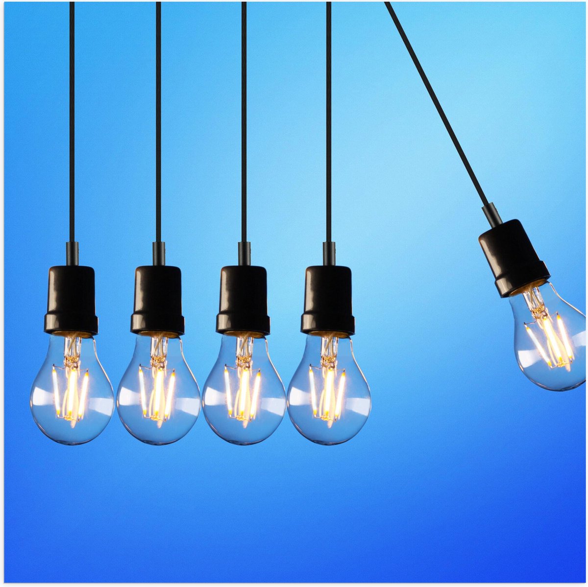 Poster (Mat) - Gloeilamp - Verlicht - Hangen - 50x50 cm Foto op Posterpapier met een Matte
