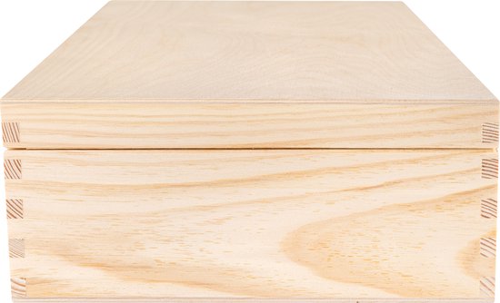 Een gesloten houten kist met een gouden sluiting en zichtbare houten nerven, op een witte achtergrond.