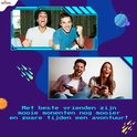 Twee enthousiaste koppels die video games spelen. Ze hebben plezier.
