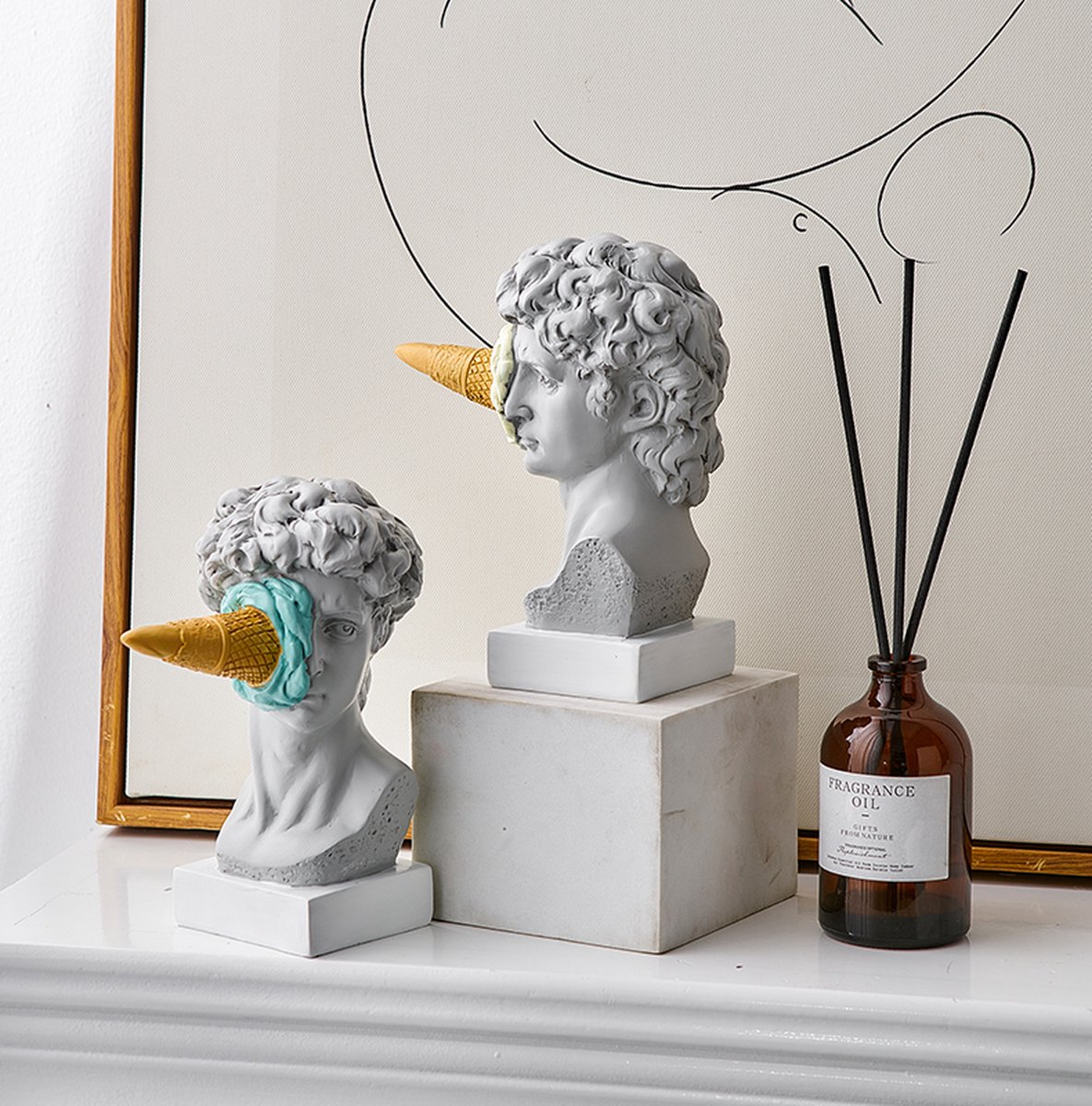 Smeltende Tijdperken: David met Ijsje Sculptuur - Kunst - Beeld - Rood - Woonkamer Decoratie - Aesthetic - Decoratieve Accessoire - Slaapkamer Decoratie