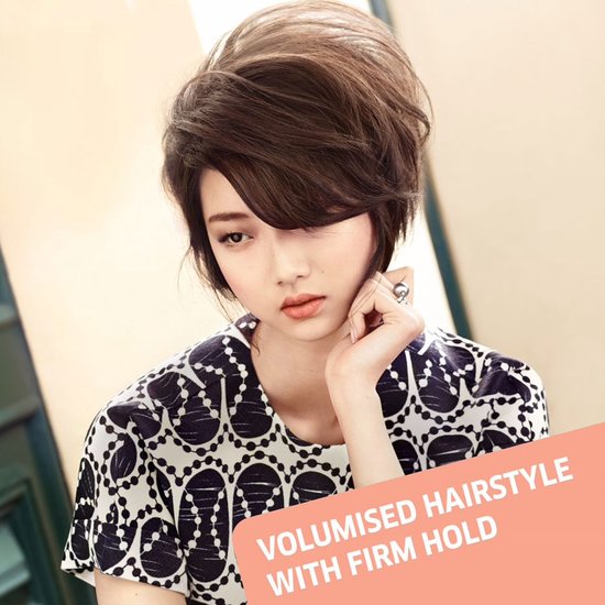 Model met een volumineus, stevig kapsel en een zwart-wit topje met cirkelpatroon.